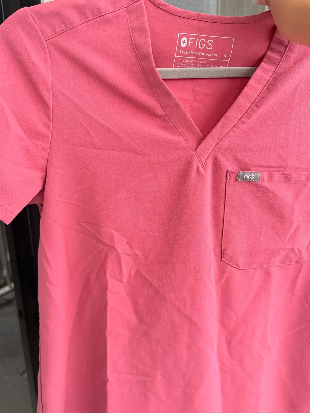 FIGS woman V-Neck Top in Bright Pink
